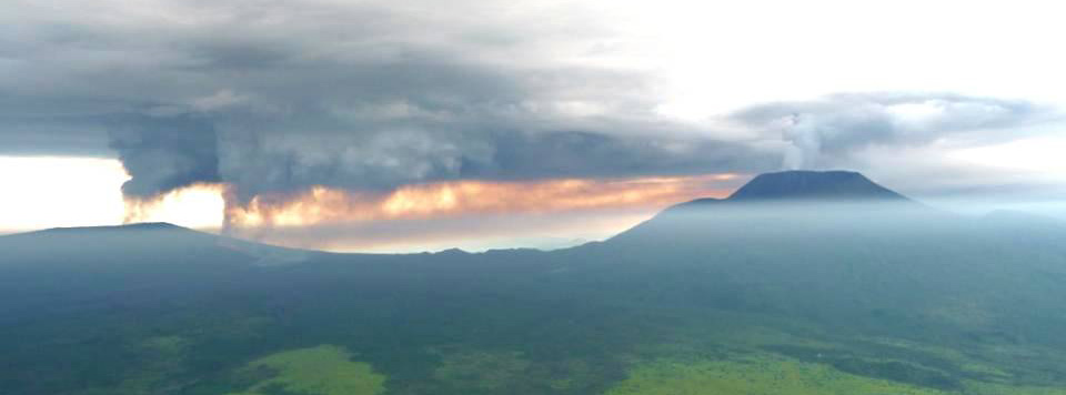 Figure 2: Volcanic plumes of Nyamulagira and Nyiragongo volcanoes in January 2010. Photo (c) MONUC, 2010.